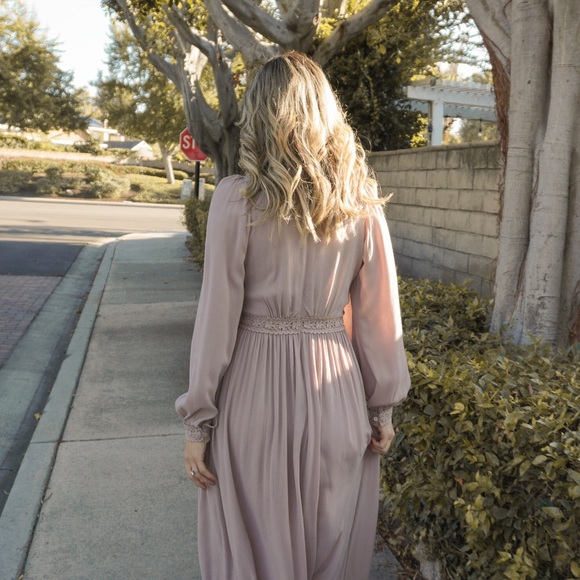 NEW!✨ The Lauren Lace Detail Maxi Dress - Picture 3 of 7